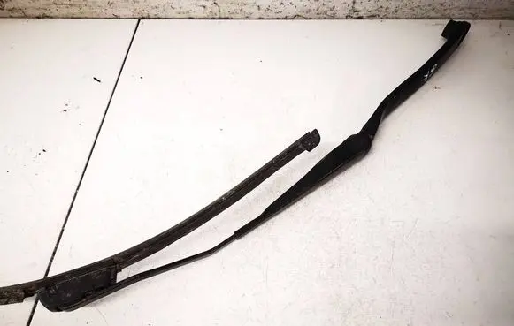 Nissan Juke I F15 Front wiper blade arm