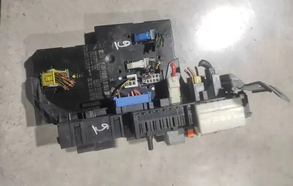 Mercedes-Benz C W204 Fuse module 2049060005 5DK00922488 2049015402