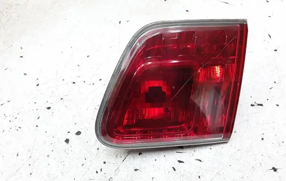 Toyota Avensis T270 Tailgate rear/tail lights e208052