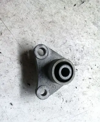 Volvo XC70 Engine mount bracket 8666205 13541