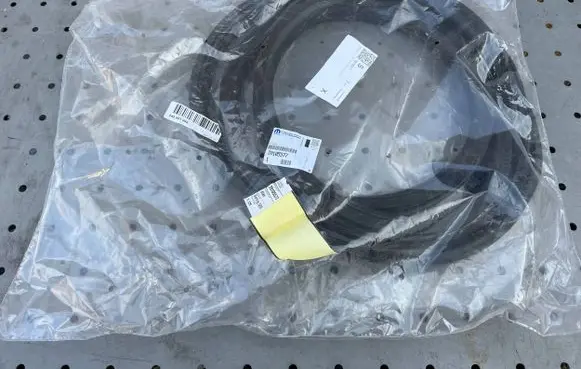 Opel Corsa E Front door rubber seal 39105577