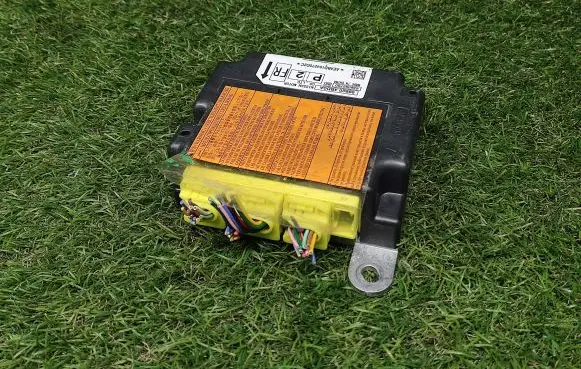 Nissan Rogue Airbag control unit/module 988204BD0A 636095700