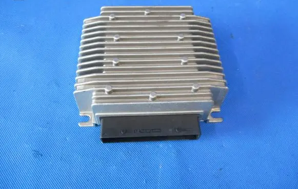 Tesla Model S Sound amplifier 100035000109