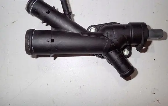 Volkswagen PASSAT B7 Engine coolant pipe/hose 03L121131AA