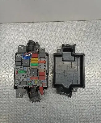 Fiat Punto (188) Fuse module 735471684 A653
