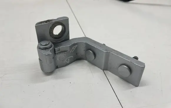 Mercedes-Benz GLA H247 Rear door lower hinge