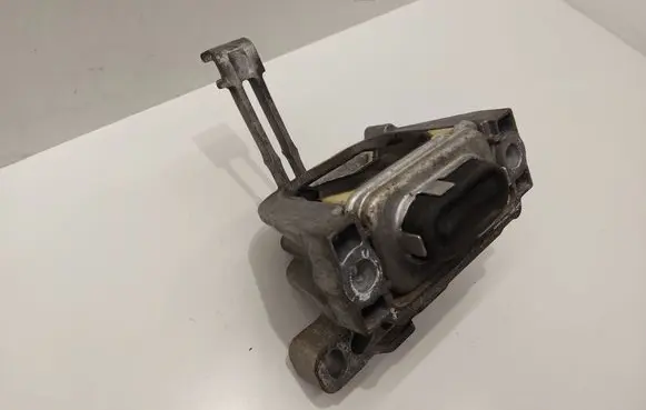 Volkswagen PASSAT B8 Engine mount bracket 3Q0199262J