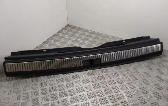 Trunk/boot sill cover protection