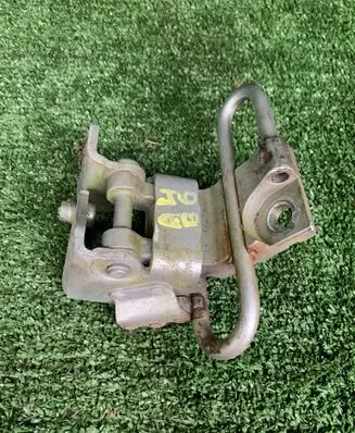 Volkswagen Golf VI Front door lower hinge 1K0831412N
