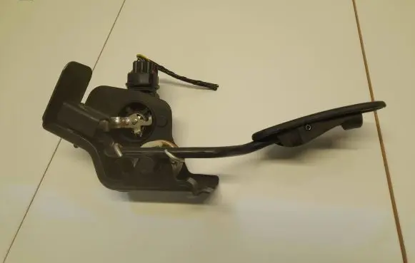 Toyota Avensis T250 Accelerator throttle pedal 1983003031
