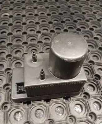 Mercedes-Benz C W205 Central locking vacuum pump 2038000048 0132006365