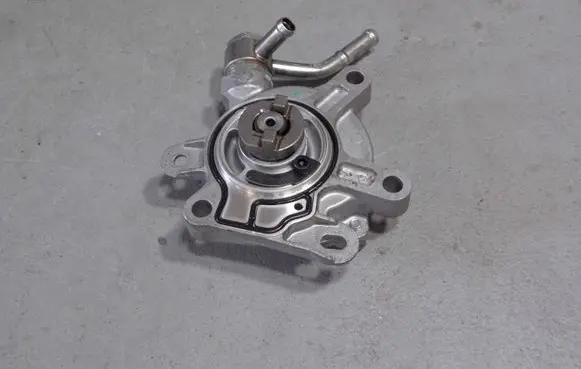 Mazda CX-3 Vacuum pump PE0718G00A