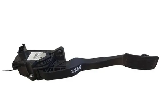 Accelerator throttle pedal