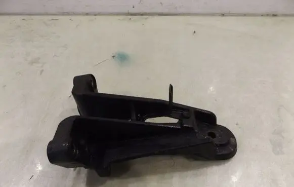 Suzuki Grand Vitara I Engine mounting bracket