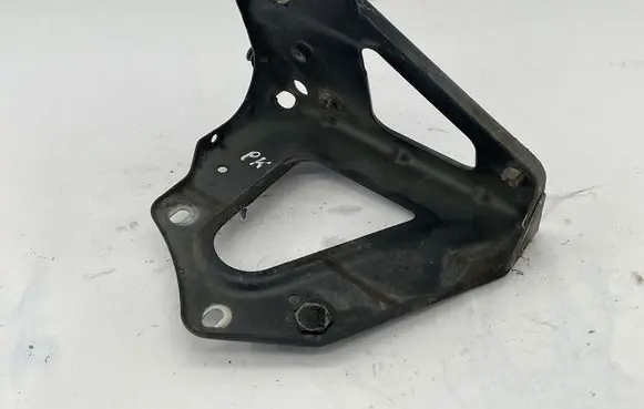 Audi A6 S6 C6 4F Fender mounting bracket 4F0821135