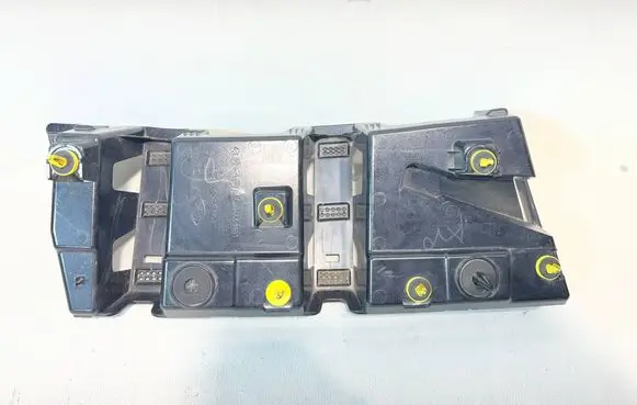 Land Rover Defender (C) pillar trim L8B229148