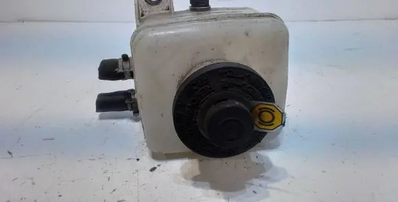 Toyota Avensis Verso Brake fluid reservoir 132311 40230
