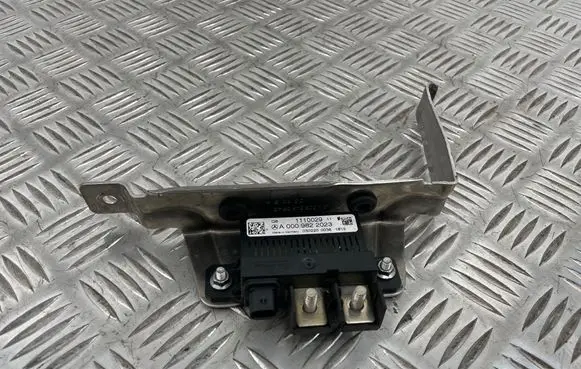 Mercedes-Benz C W205 Charging relay A0009822023 1110029
