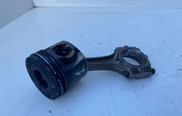 Toyota Avensis T220 Piston with connecting rod