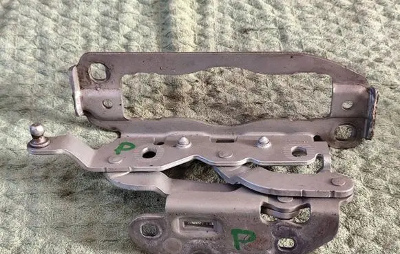 Mercedes-Benz C AMG W204 Engine bonnet/hood hinges A2048800828 C775