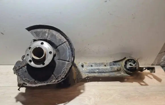 Rear wheel hub spindle/knuckle