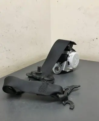 BMW 1 E81 E87 Front seatbelt 33059846