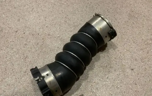 BMW 5 G30 G31 Intercooler hose/pipe 8571024