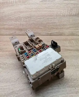 Toyota Corolla E120 E130 Fuse module 8264102050 MB2323008510