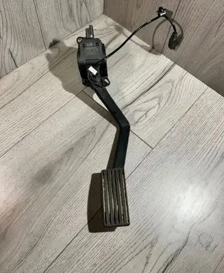 Accelerator throttle pedal