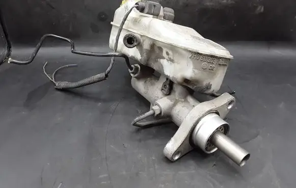 Volkswagen Transporter - Caravelle T5 Master brake cylinder 7H0611303B