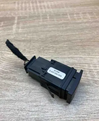 Volkswagen Polo IV 9N3 Hazard light switch 6Q0953235A WithPlug