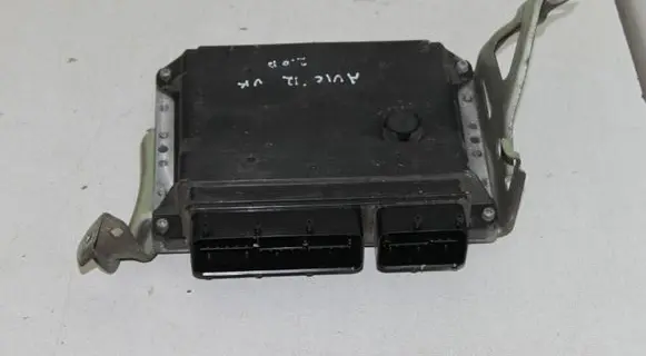 Toyota Avensis T270 Engine control unit/module 8966105J10