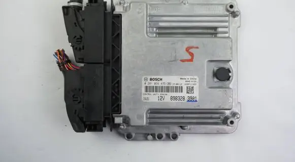 Isuzu D-Max Engine control unit/module 8983283901 0281034475