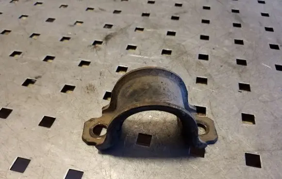 Toyota RAV 4 (XA20) Sway bar bush bracket, rear 