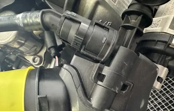 Volkswagen Tiguan Intake resonator 05E129654B