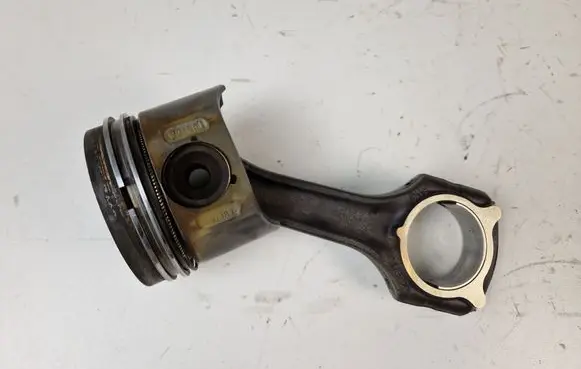 Mercedes-Benz Vito Viano W639 Piston with connecting rod