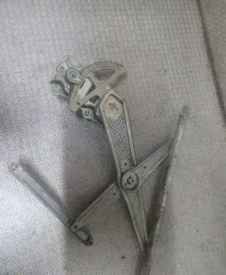 Front door manual window regulator