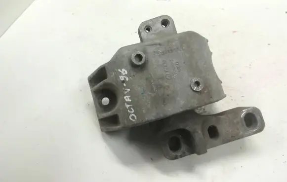 Skoda Octavia Mk1 (1U) Engine mount bracket