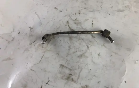 KIA Sorento Fuel injector supply line/pipe 