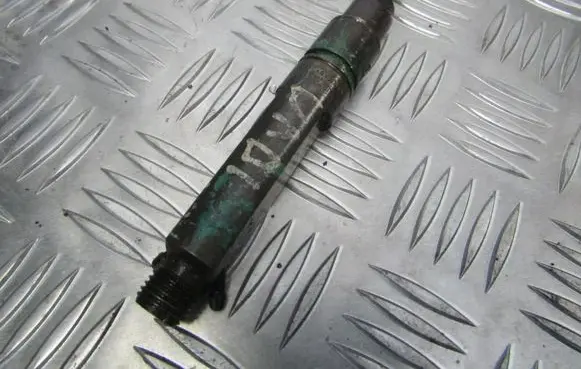 Audi A6 S6 C4 4A Fuel injector 046130201B