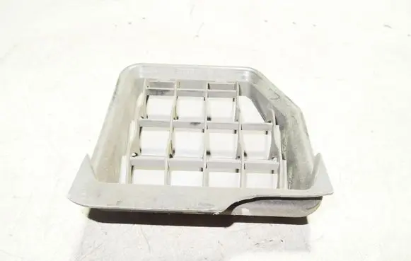 Quarter panel pressure vent