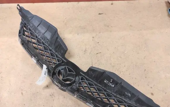 Mazda 5 Front bumper upper radiator grill C23550711