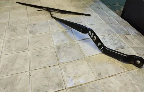 Nissan Almera N16 Windshield/front glass wiper blade 28881BN