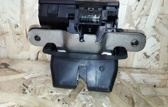 Ford Fiesta Tailgate/trunk/boot lock/catch/latch 8A61A46420AD
