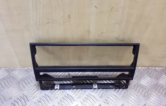 BMW 5 E39 Radio/GPS head unit trim 8247302