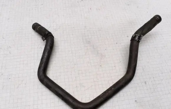 Volkswagen PASSAT B5.5 Engine coolant pipe/hose