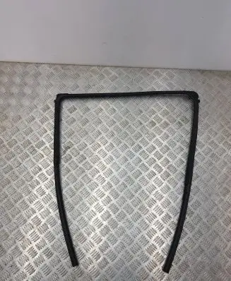 Mitsubishi L200 Rubber seal rear door window/glass 