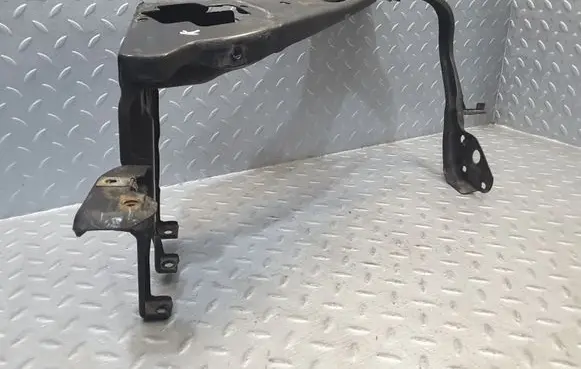 Headlight/headlamp mounting bracket