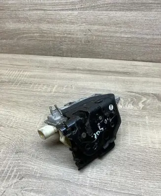Volkswagen PASSAT B6 Rear door lock 3C4839016A