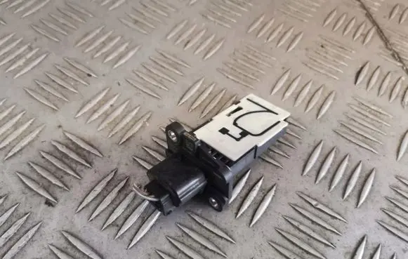 Nissan X-Trail T32 Mass air flow meter 93450753